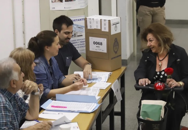 Elecciones sin discriminación en La Plata: voto asistido, perro de asistencia e inclusión de pueblos originarios