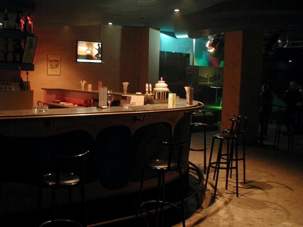 Bebida con "sorpresa" y el detalle de las cámaras: la búsqueda del "viudo negro" platense tras conocer a su víctima en un bar