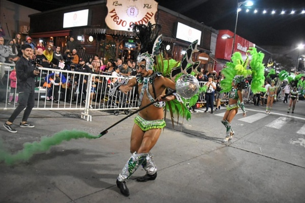 Así se vivió el carnaval en Ensenada: las mejores imágenes de una jornada llena de gente, color y ritmo