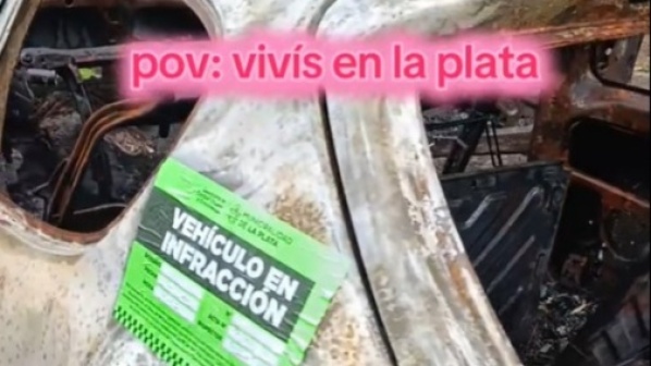 Insólito: Multaron un auto quemado en La Plata