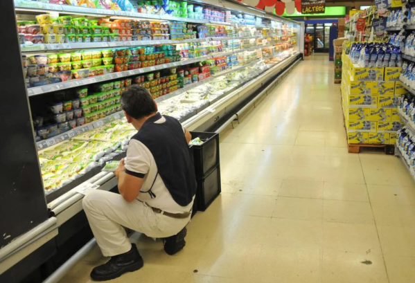 El consumo masivo en picada por la caída del salario: desplome de ventas en snacks, postrecitos y desodorante de ambiente