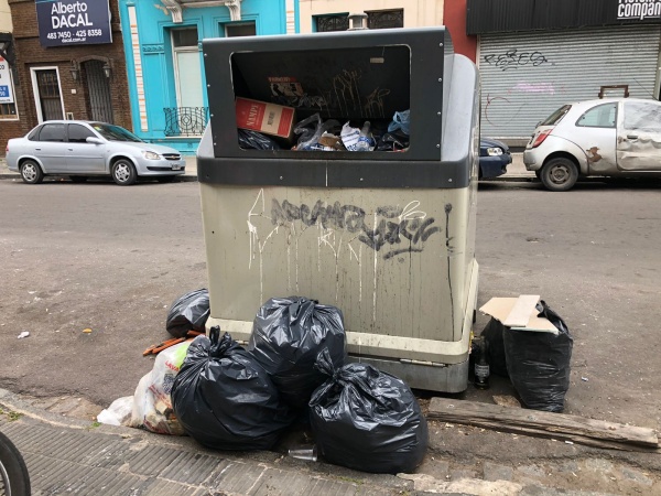"Una desidia": Rebalsan los contenedores de basura en pleno centro de La Plata