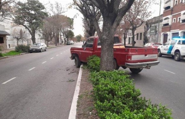 Un auto quedó atrapado entre los árboles de Diagonal 74 y 3 : el conductor se había dormido