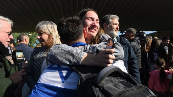 Alberto Fernández compartió el emotivo reencuentro de los argentinos repatriados desde Israel con sus familias