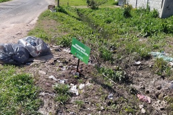 Vecinos "sucios" y carteles de concientización robados: el problema en algunos sectores de Los Hornos