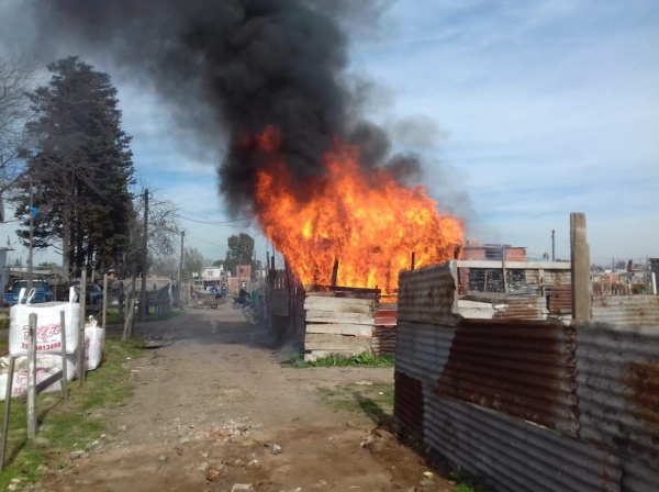Justicia por mano propia: un grupo de vecinos prendieron fuego la casa de unos supuestos ladrones en Villa Elvira