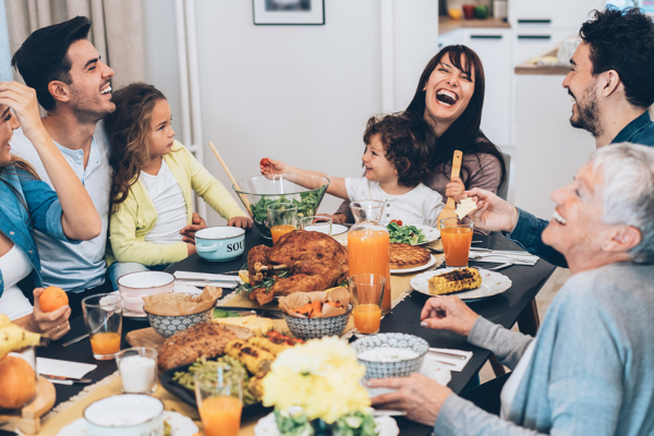 Especialistas remarcan que comer en familia es una estrategia clave para la salud emocional y nutricional de los niños