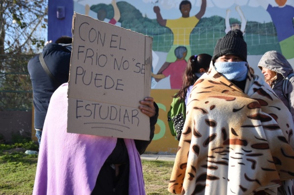 Alumnos, padres y docentes realizaron un frazadazo en una escuela de Tolosa: "Los chicos están faltando desde ayer"