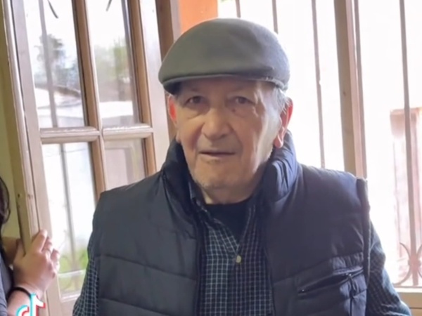 Una historia de amor que emociona: se arregló con un chaleco y boina para reencontrarse con su esposa tras ser dada de alta