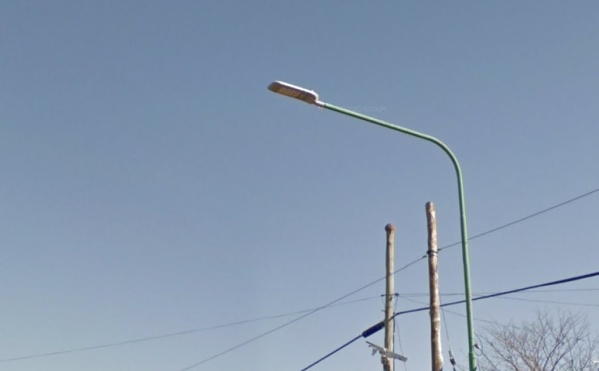 “Ni una luz funciona”: vecinos de Los Hornos reclaman por mejoras en los postes lumínicos