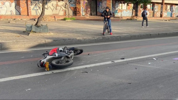 Una moto embistió a una trabajadora de salud a bordo de otro rodado y resultó herida en City Bell