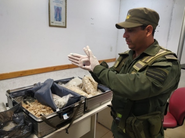Una pareja viajaba de Misiones a La Plata y les encontraron 23 kilos de droga en sus dos valijas