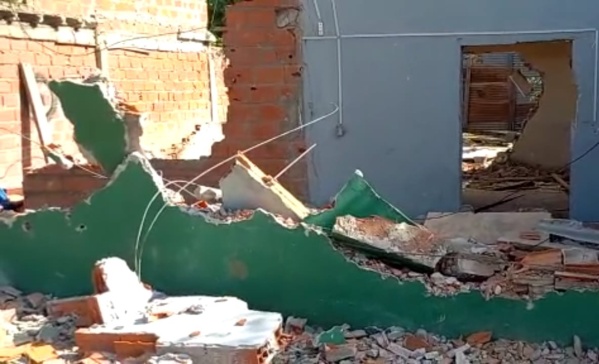 Los familiares y vecinos del niño asesinado en Rosario destruyeron la casa del narco ligado a la investigación