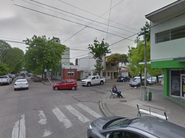 Un hombre quedó detenido luego de asaltar una casa en La Plata e intentar escapar de la policía con una camioneta robada