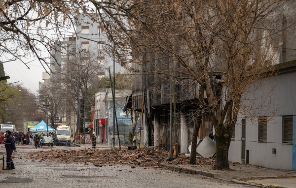 Los daños estructurales que dejó el incendio del depósito de La Plata: rescatistas se encuentran en el lugar