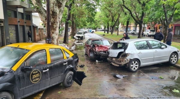 Cuatro vehículos protagonizaron un impensado accidente en 60 y 22: sufrieron importantes daños materiales