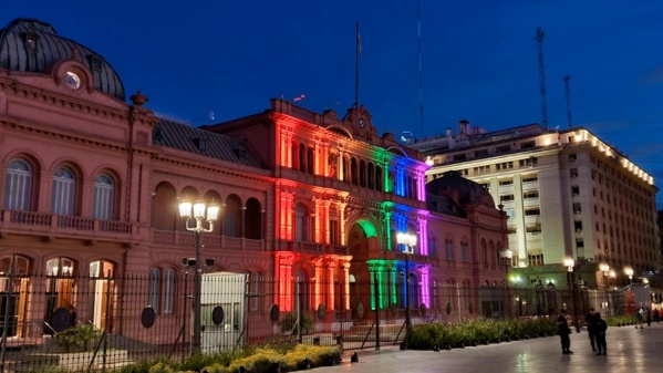 Durante la Marcha del Orgullo, la Casa Rosada se iluminó con los colores de la comunidad LGBT+