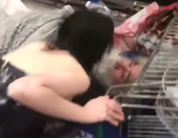 La locura de una tiktoker por conseguir "likes": le da besos a hombres en situación de calle