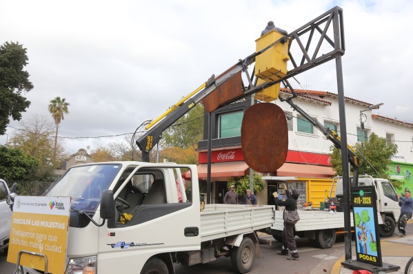 Sacaron el arco de ingreso de City Bell y lo llevaron a la República de los Niños: qué pasó