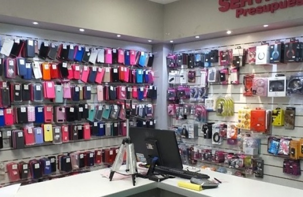 Cortaron la luz para robar un local de celulares en el centro de La Plata