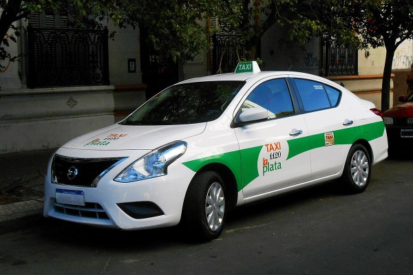 Una mujer se tomó un taxi en City Bell, no tenia para pagar el viaje y le robó al conductor