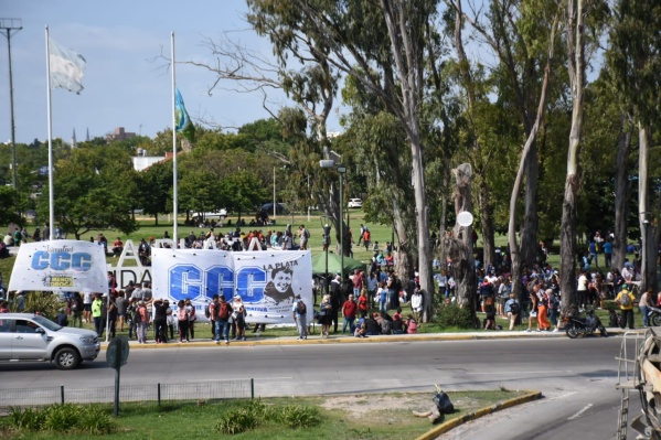 Organizaciones sociales realizan un acampe en la rotonda de la autopista Buenos Aires - La Plata