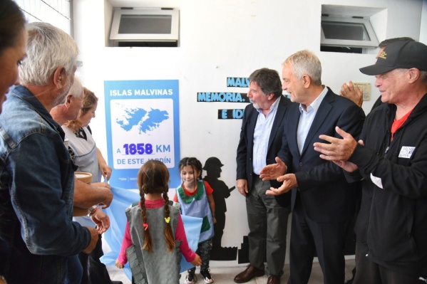 Alak homenajeó a veteranos de Malvinas en un jardín platense y descubrió una placa conmemorativa: "Es un horizonte de lucha"