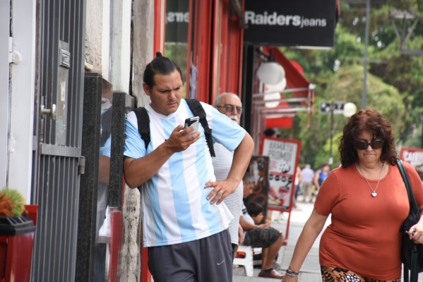 La ciudad comienza a palpitar la final del Mundo y hasta se colocó un vallado en la esquina de 7 y 50 por "precaución"