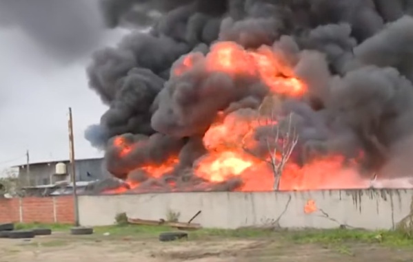 Feroz incendio en una cooperativa de cartoneros en Villa Fiorito