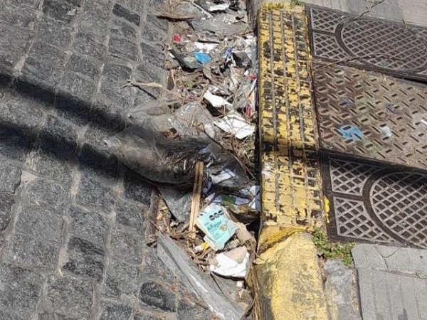 En la zona de Plaza Italia, una vecina se quejó por la basura acumulada en una boca de tormenta