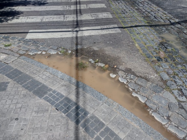En 12 y 45 reclamaron por el "agua amarronada" que se acumuló en la esquina