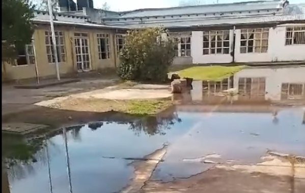 Vecinos reclamaron que una escuela secundaria de Los Hornos el patio está copado por una gran laguna
