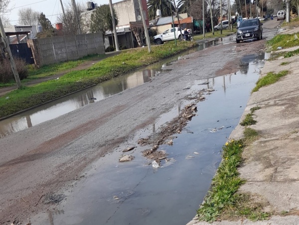 "¿Para cuando un arreglo como la gente?": Piden arreglar el asfalto de una calle de Altos de San Lorenzo