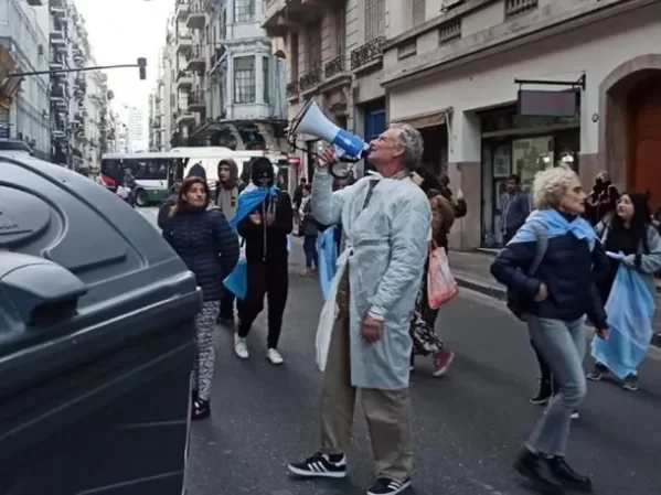 El hombre que amenazó a Cristina con un megáfono afuera del Instituto Patria deberá pagar $400 mil pesos de embargo