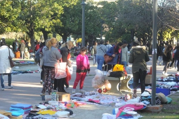 De "manteros" a "puesteros": se aprobaría un cambio clave en La Plata para que se sumen a los paseos de compras oficiales