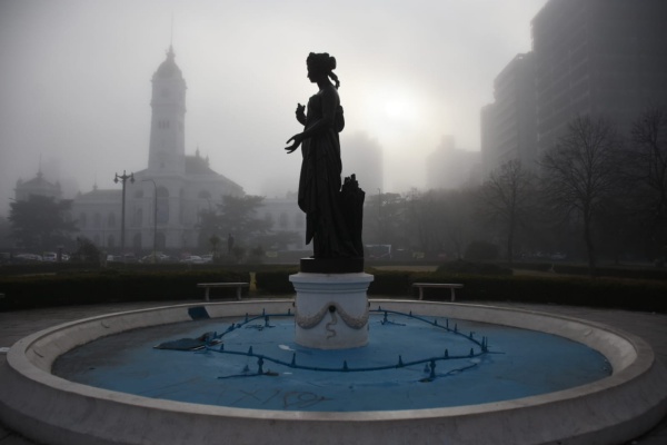 La neblina se apoder&oacute; de las calles de La Plata