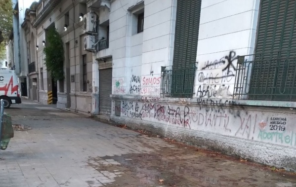 Vecinos de La Plata denuncian una pérdida de agua en pleno centro