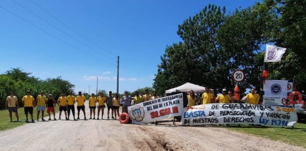 Guardavidas realizan un paro debido a "las violaciones de sus derechos" por parte del intendente de Berisso Fabián Cagliardi