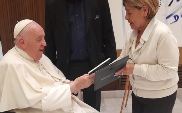 Las hermanas de Diego Maradona se encontraron con el Papa Francisco y le obsequiaron un valioso recuerdo