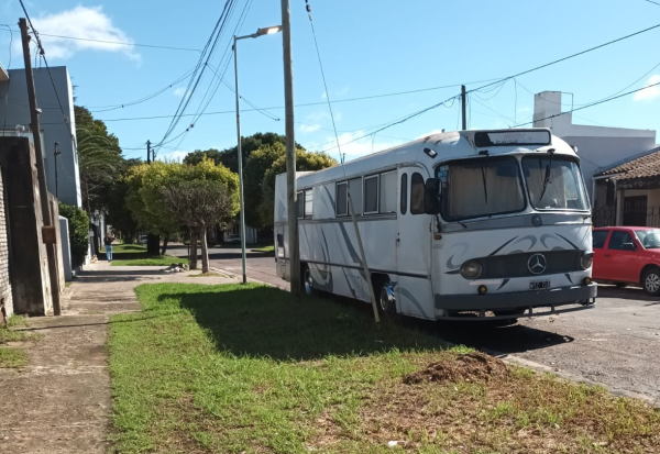 Bronca en Los Hornos por un micro estacionado que favorece a los ladrones: "Es un peligro"