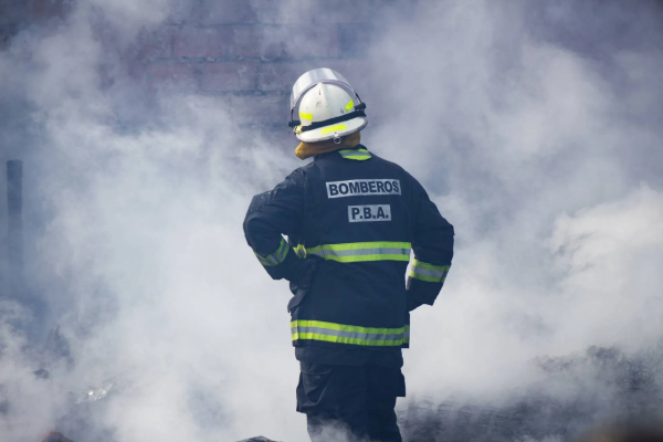 Un hombre perdió la vida en un trágico incendio en La Plata: otras dos personas resultaron heridas