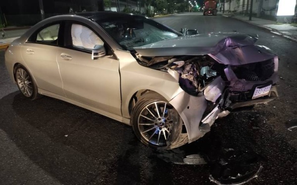 Un hombre alcoholizado chocó a tres autos que estaban estacionados