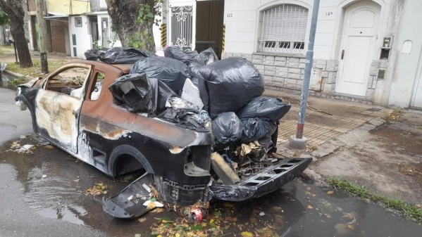 Vecinos de calle 64 cada más preocupados por un auto abandonado que acumula basura