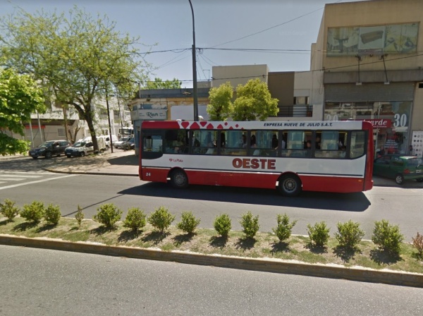 Una platense alertó que un hombre "pelado" y de "ojos celestes" la invitó a subirse a su camioneta en Avenida 44