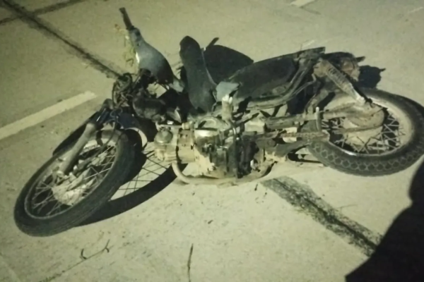 Dos menores circulaban en una moto robada y chocaron en La Plata: uno de ellos murió y su compañero sufrió muerte cerebral