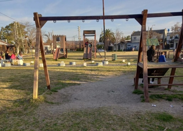 Vecinos de Villa Elvira reclaman el mal estado de la zona de juegos del barrio