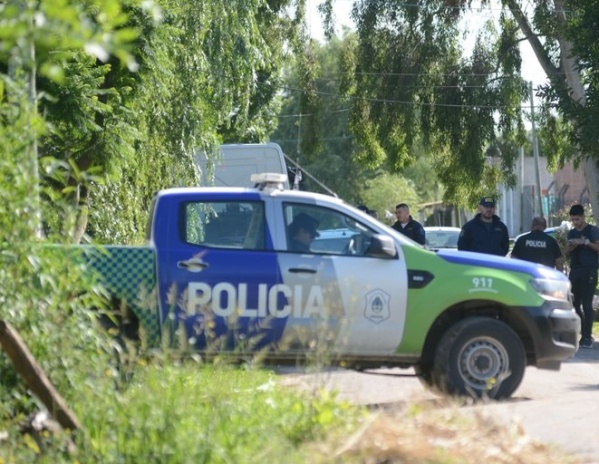 Una mujer apareci&oacute; muerta en plena calle de Los Hornos: testigos dijeron que su rostro estaba morado