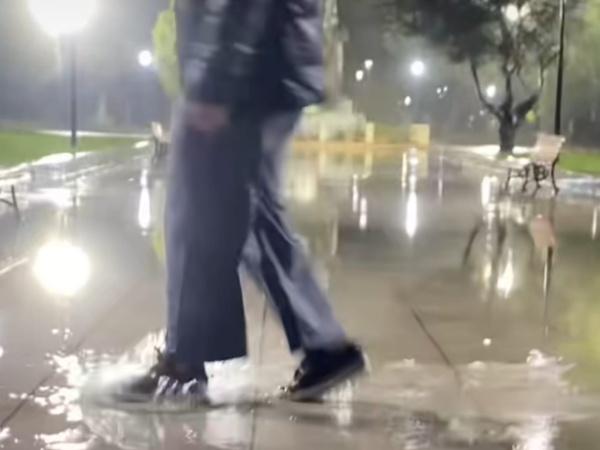 Vuelven las críticas por el estado de los pisos de la Plaza San Martín