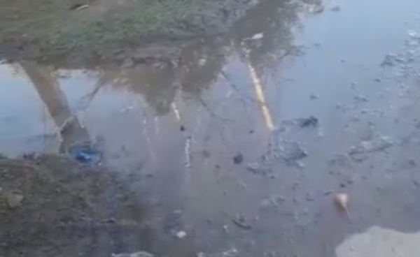 En Los Hornos reclaman por una cañería rota que está inundando a todo el barrio