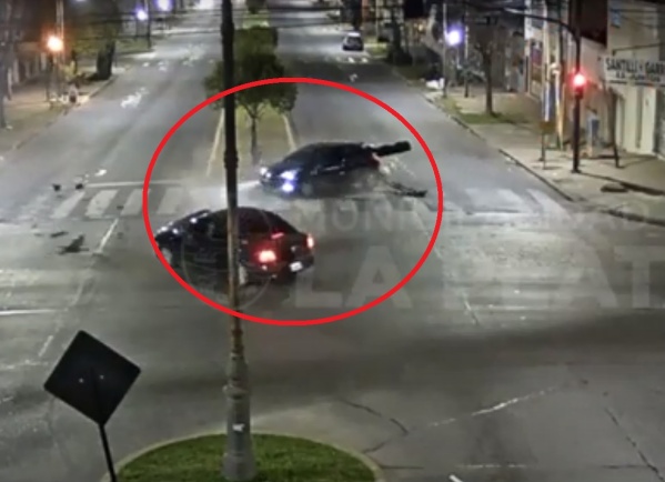 Terrible choque en 1 y 72: todo quedó grabado y un auto terminó arriba del boulevard